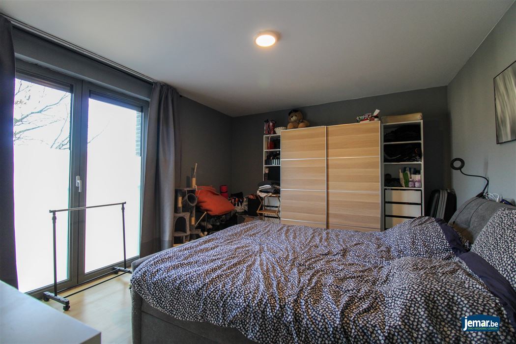 Appartement met 2 slaapkamers, overdekt terras, ondergrondse autostaanplaats en privé berging te Maasmechelen!