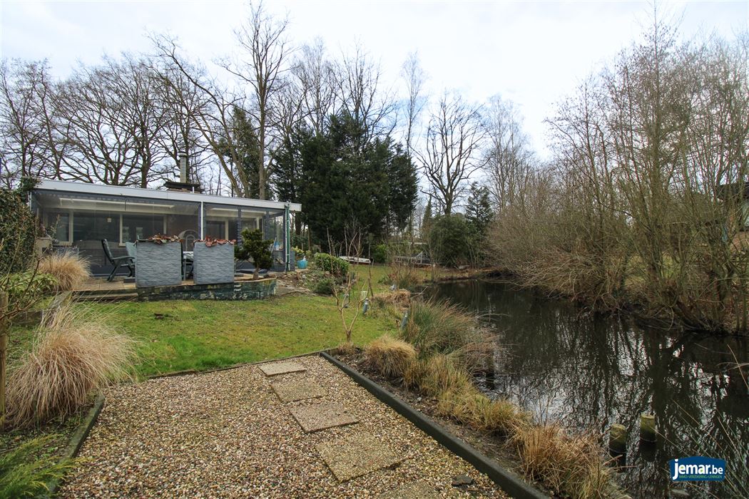 Vakantiewoning met 2 slaapkamers gelegen op mooie locatie langs water op domein Sonnevijver te Rekem!
