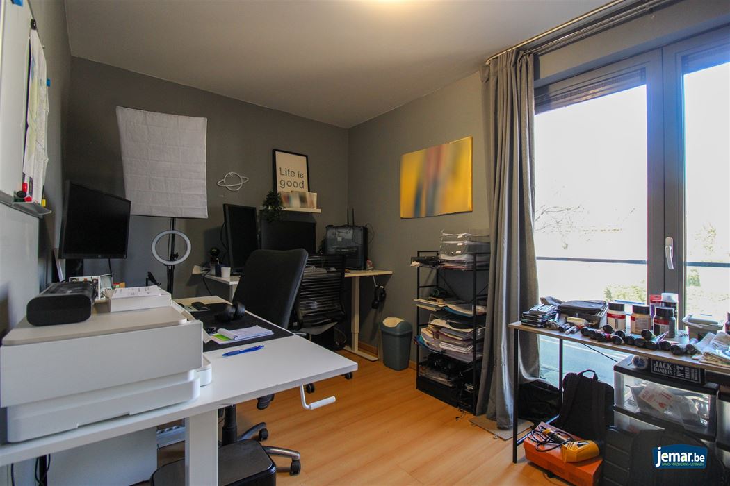 Appartement met 2 slaapkamers, overdekt terras, ondergrondse autostaanplaats en privé berging te Maasmechelen!