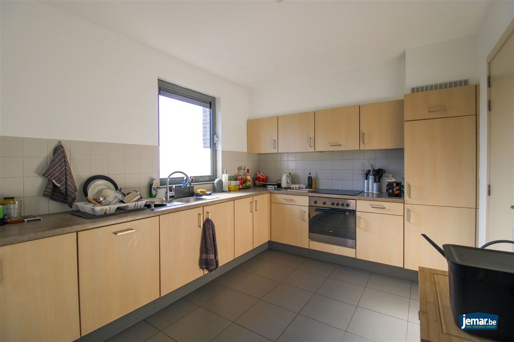 Appartement met 2 slaapkamers, overdekt terras, ondergrondse autostaanplaats en privé berging te Maasmechelen!