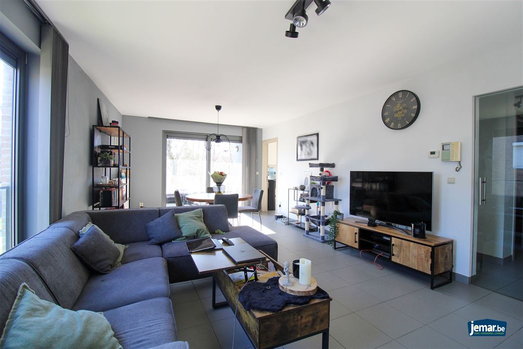 Appartement met 2 slaapkamers, overdekt terras, ondergrondse autostaanplaats en privé berging te Maasmechelen!