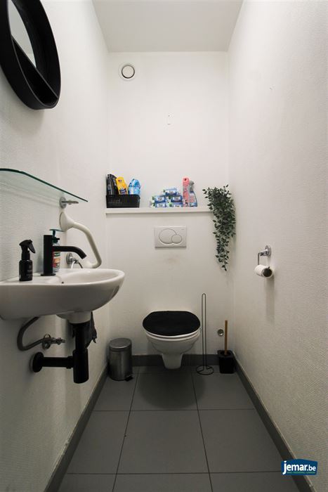 Appartement met 2 slaapkamers, overdekt terras, ondergrondse autostaanplaats en privé berging te Maasmechelen!
