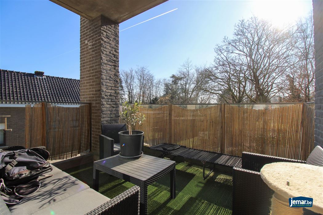 Appartement met 2 slaapkamers, overdekt terras, ondergrondse autostaanplaats en privé berging te Maasmechelen!