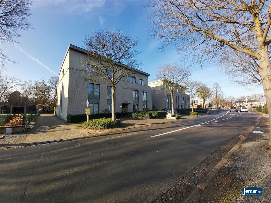 Appartement met 2 slaapkamers, overdekt terras, ondergrondse autostaanplaats en privé berging te Maasmechelen!
