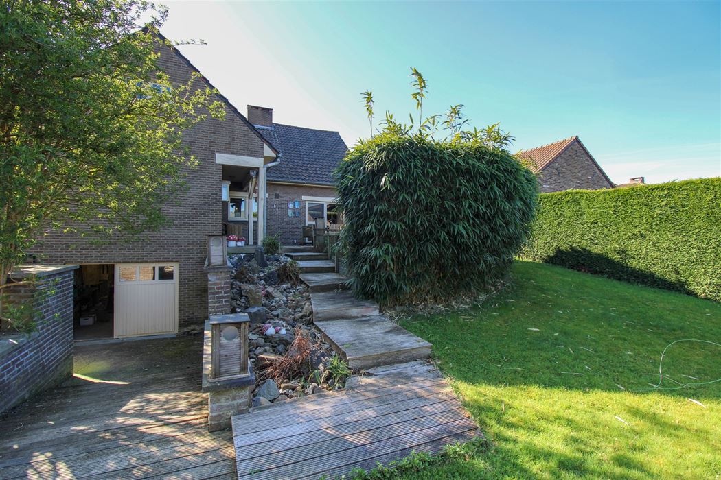 Vrijstaande woning in het groene Rekem met 4 slaapkamers, volledige onderkeldering op perceel van 7a20ca!