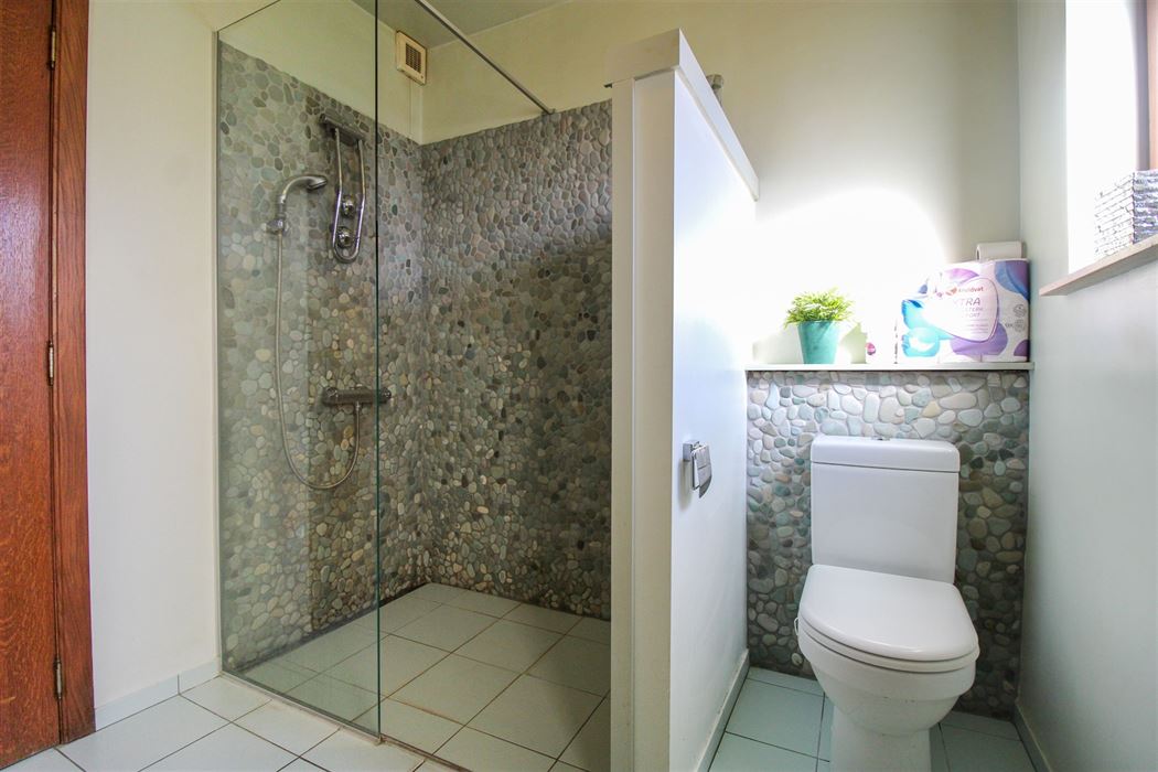 Vrijstaande woning in het groene Rekem met 4 slaapkamers, volledige onderkeldering op perceel van 7a20ca!