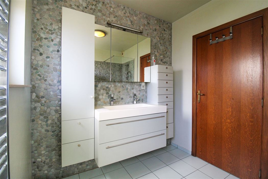 Vrijstaande woning in het groene Rekem met 4 slaapkamers, volledige onderkeldering op perceel van 7a20ca!