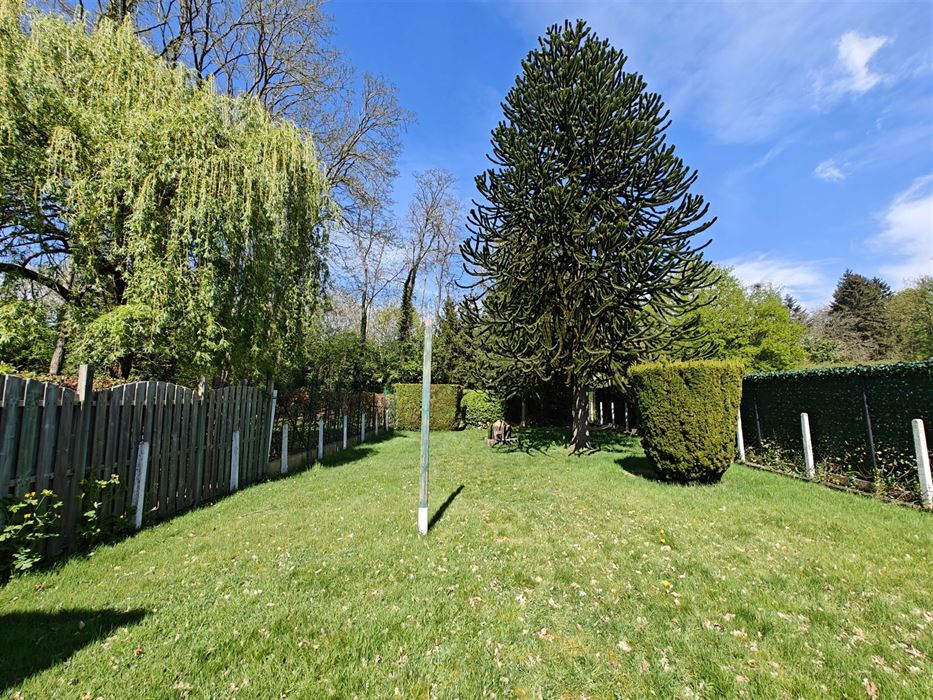 Ruime te renoveren woning met tuin, garages en eindeloos potentieel in Maasmechelen.