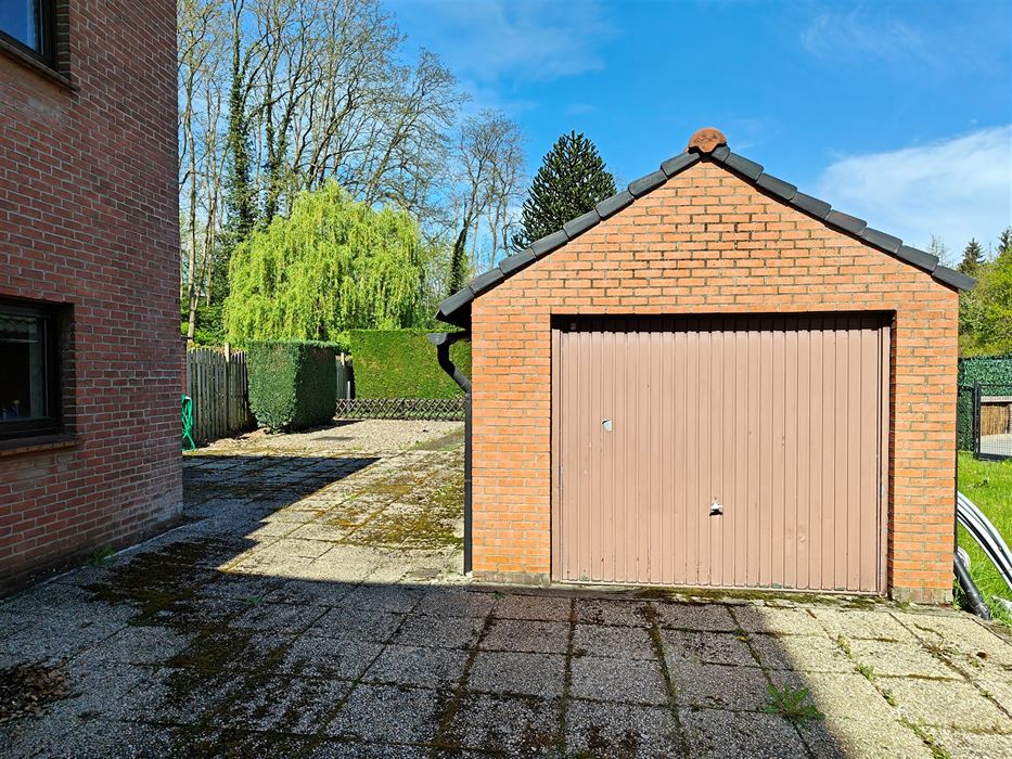 Ruime te renoveren woning met tuin, garages en eindeloos potentieel in Maasmechelen.