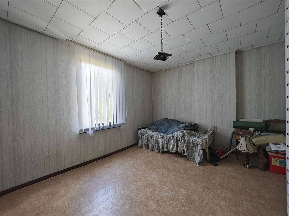 Ruime te renoveren woning met tuin, garages en eindeloos potentieel in Maasmechelen.