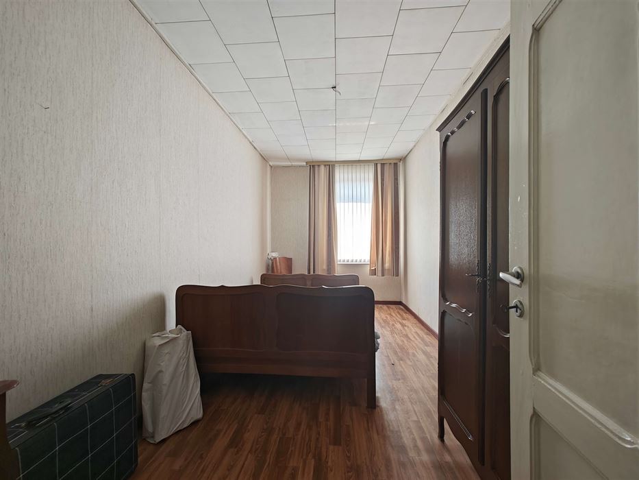 Ruime te renoveren woning met tuin, garages en eindeloos potentieel in Maasmechelen.