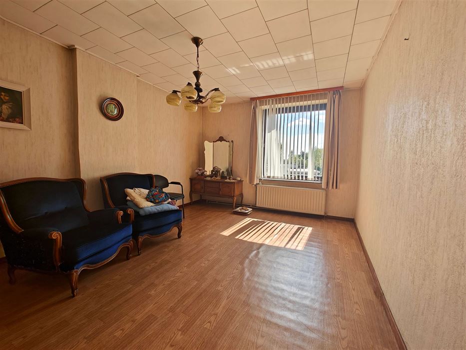 Ruime te renoveren woning met tuin, garages en eindeloos potentieel in Maasmechelen.