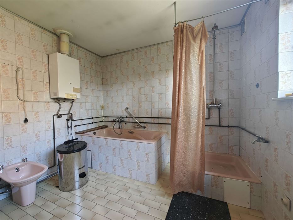 Ruime te renoveren woning met tuin, garages en eindeloos potentieel in Maasmechelen.