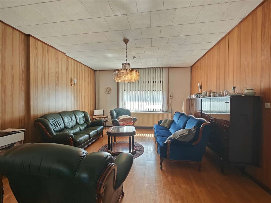 Ruime te renoveren woning met tuin, garages en eindeloos potentieel in Maasmechelen.