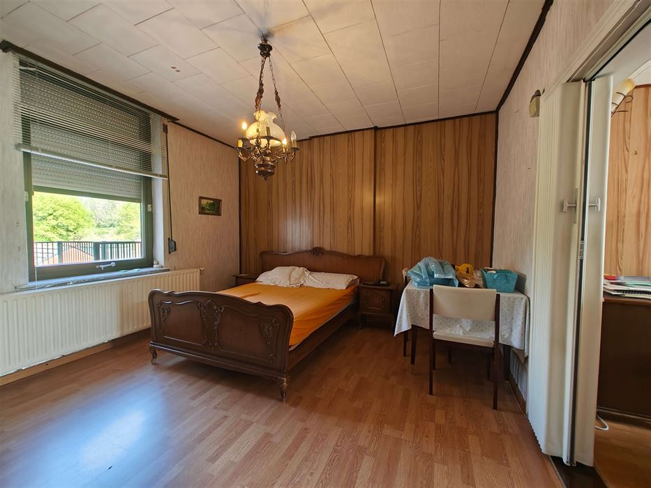 Ruime te renoveren woning met tuin, garages en eindeloos potentieel in Maasmechelen.