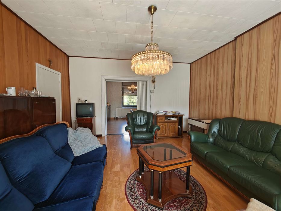 Ruime te renoveren woning met tuin, garages en eindeloos potentieel in Maasmechelen.