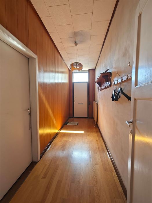 Ruime te renoveren woning met tuin, garages en eindeloos potentieel in Maasmechelen.