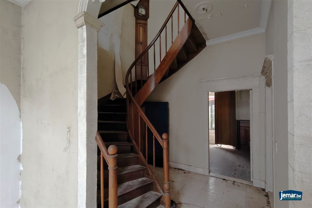 Ruime stadshoeve (431m²) pal in het centrum van Borgloon