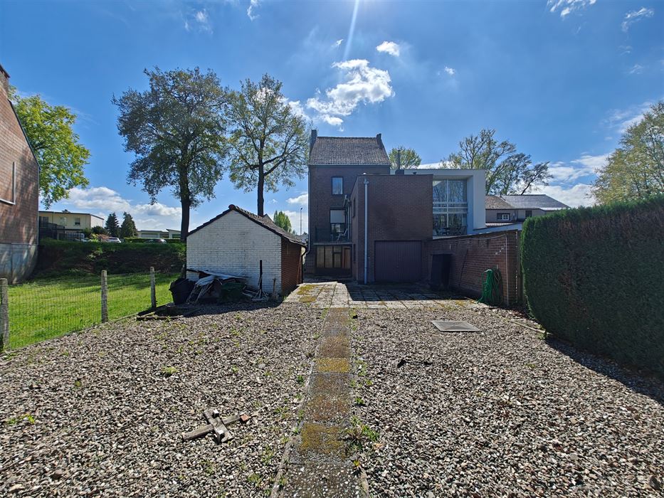 Ruime te renoveren woning met tuin, garages en eindeloos potentieel in Maasmechelen.