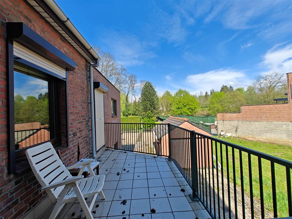 Ruime te renoveren woning met tuin, garages en eindeloos potentieel in Maasmechelen.