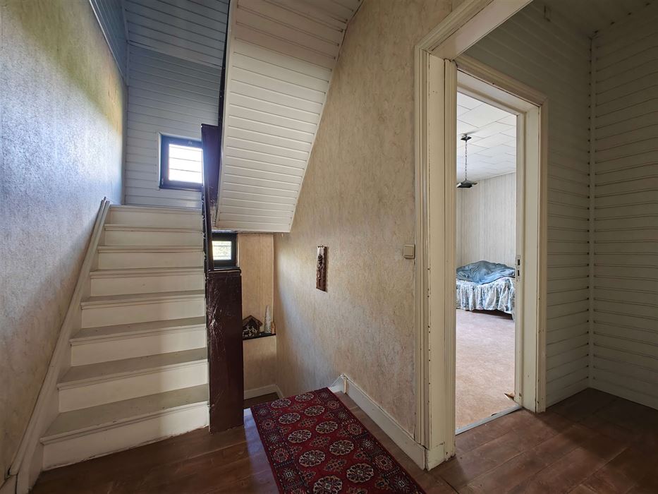 Ruime te renoveren woning met tuin, garages en eindeloos potentieel in Maasmechelen.