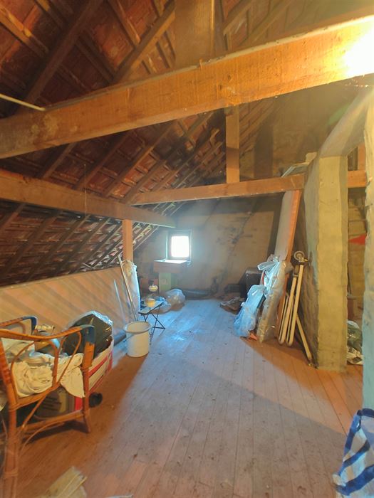 Ruime te renoveren woning met tuin, garages en eindeloos potentieel in Maasmechelen.