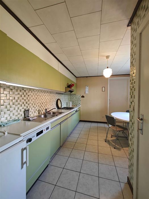 Ruime te renoveren woning met tuin, garages en eindeloos potentieel in Maasmechelen.