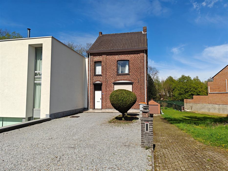 Ruime te renoveren woning met tuin, garages en eindeloos potentieel in Maasmechelen.