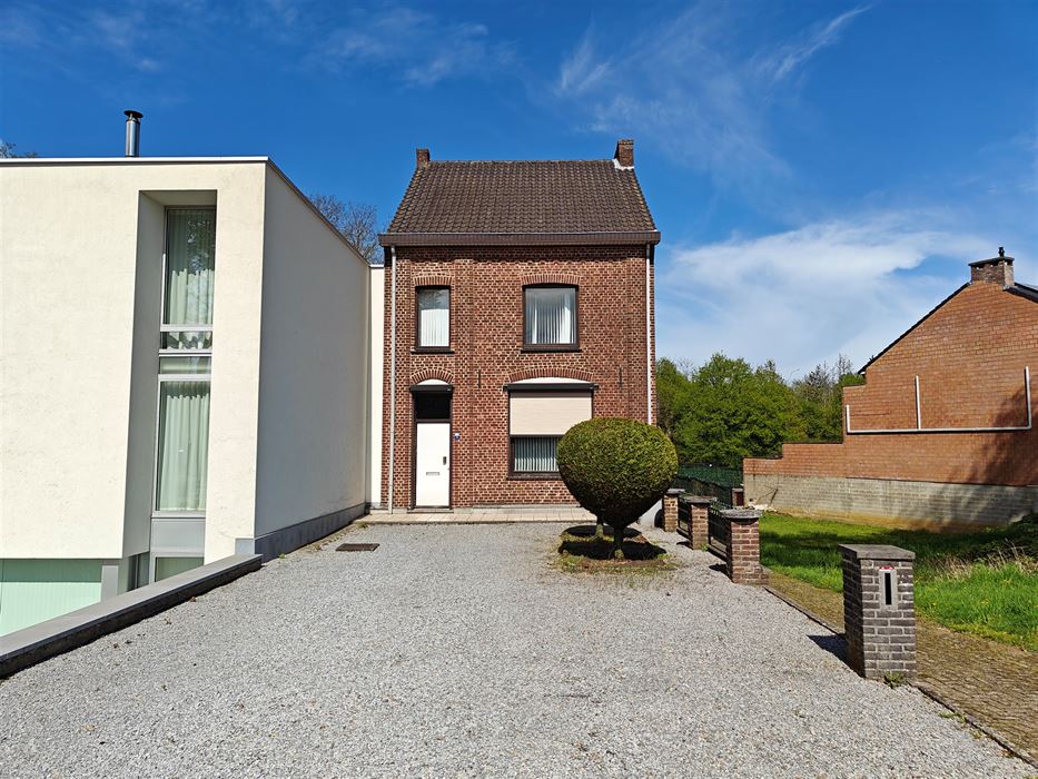 Ruime te renoveren woning met tuin, garages en eindeloos potentieel in Maasmechelen.
