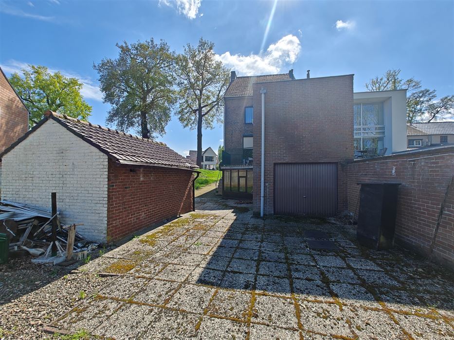 Ruime te renoveren woning met tuin, garages en eindeloos potentieel in Maasmechelen.