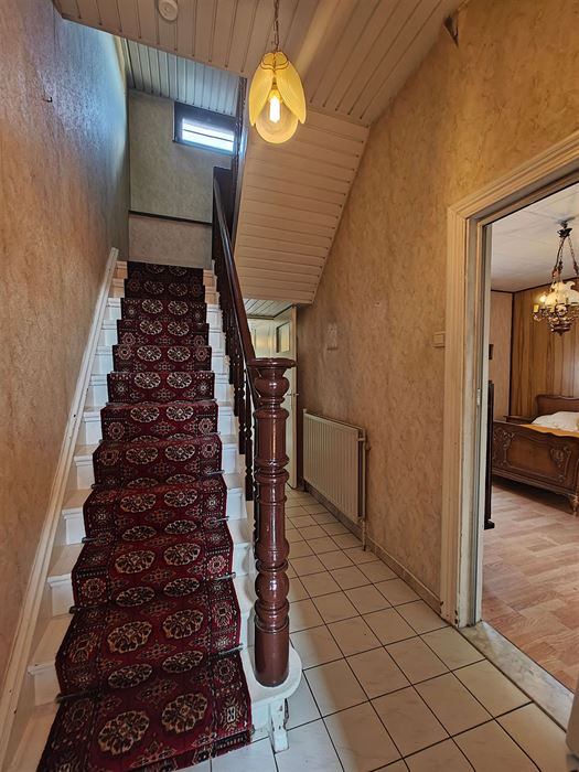 Ruime te renoveren woning met tuin, garages en eindeloos potentieel in Maasmechelen.