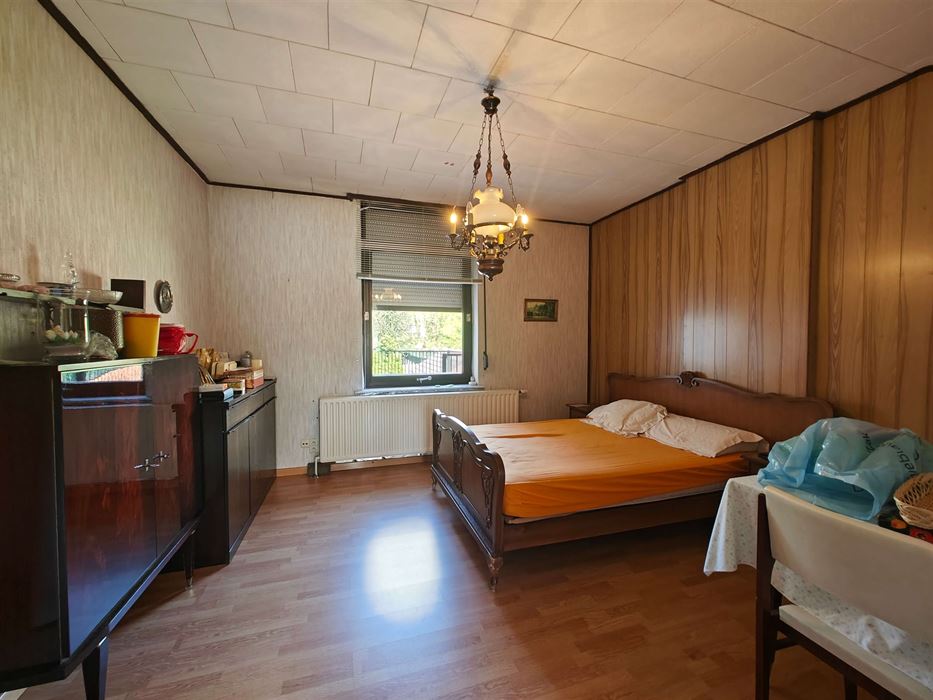 Ruime te renoveren woning met tuin, garages en eindeloos potentieel in Maasmechelen.