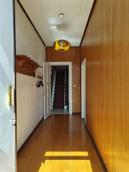 Ruime te renoveren woning met tuin, garages en eindeloos potentieel in Maasmechelen.