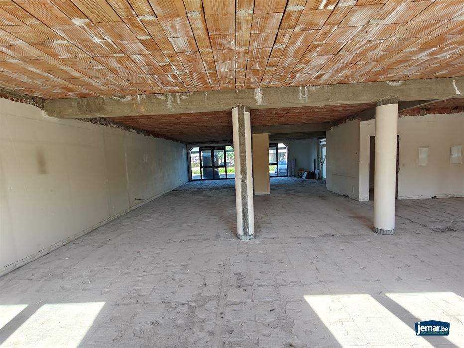 Handelspand met kelder en parkeerplaatsen