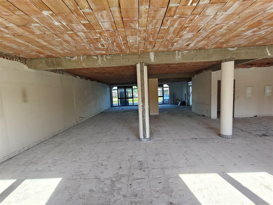 Kantoorruimte met kelder en parkeerplaatsen