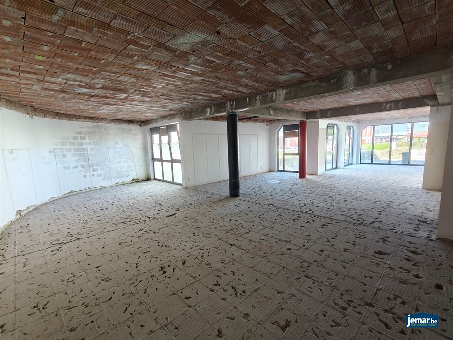 Handelspand met kelder en parkeergelegenheid