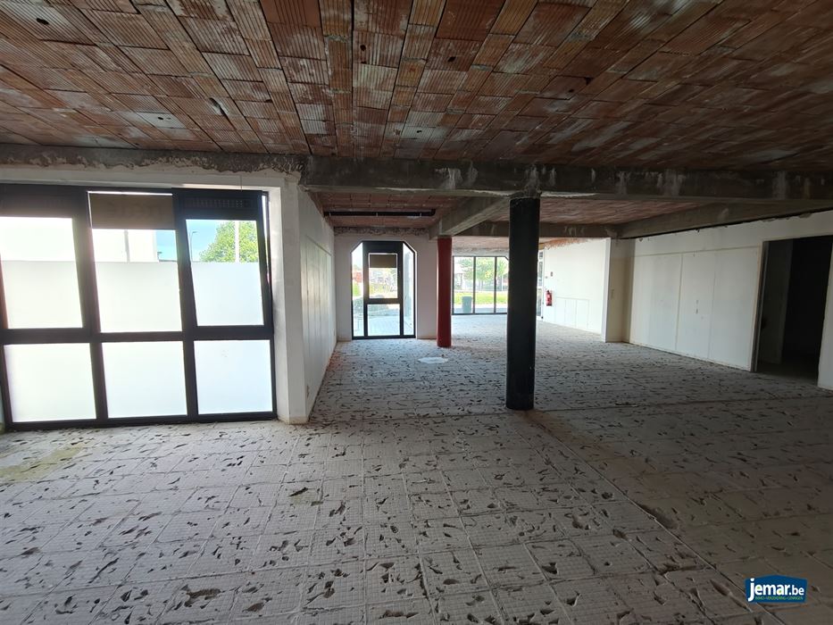 Handelspand met kelder en parkeergelegenheid