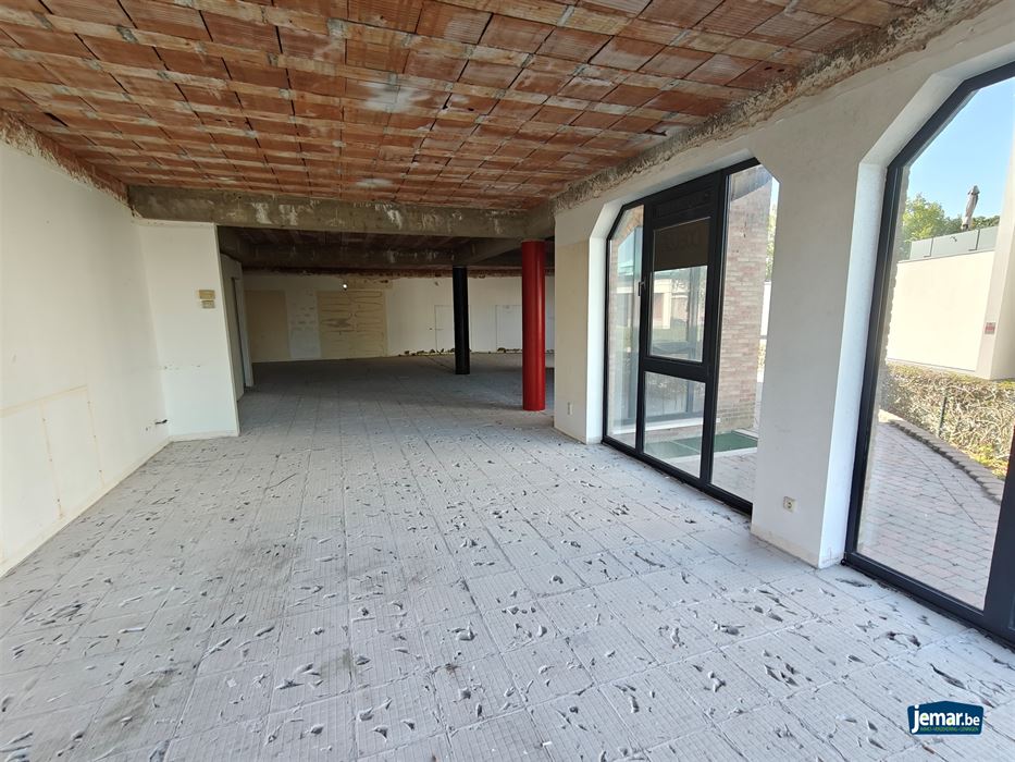 Handelspand met kelder en parkeergelegenheid