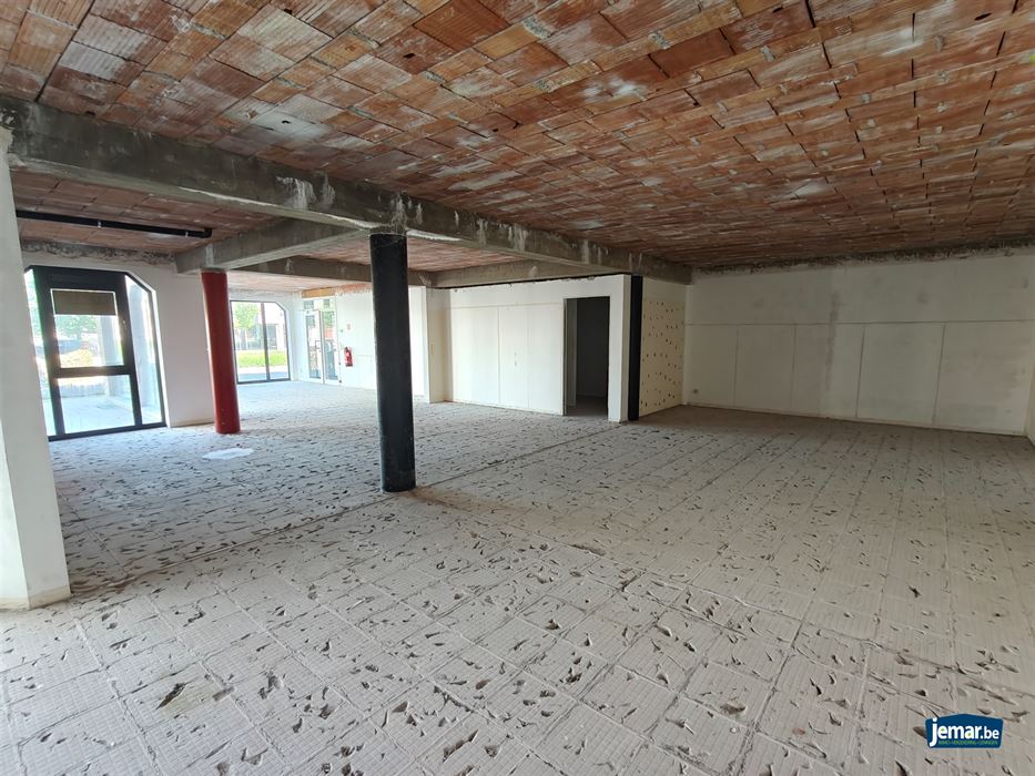 Handelspand met kelder en parkeergelegenheid