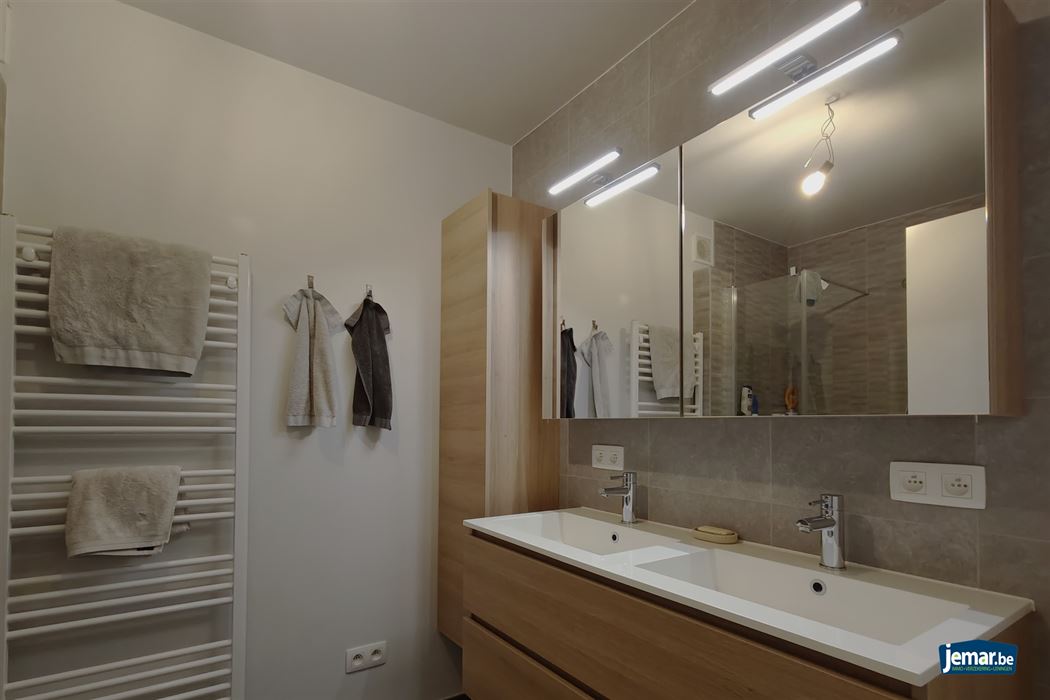 Modern appartement met 2 slpk. en 2 autostaanplaatsen te Beverst