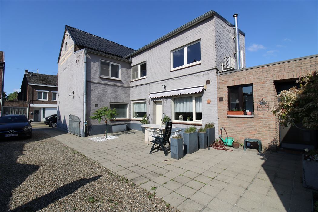 Uniek pand bestaande uit hoofdwoning en volwaardige bijbouw (momenteel verhuurd) gelegen langs de Joseph Smeetslaan in Maasmechelen!