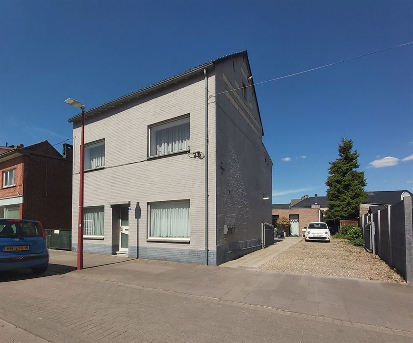 Uniek pand bestaande uit hoofdwoning en volwaardige bijbouw (momenteel verhuurd) gelegen langs de Joseph Smeetslaan in Maasmechelen!