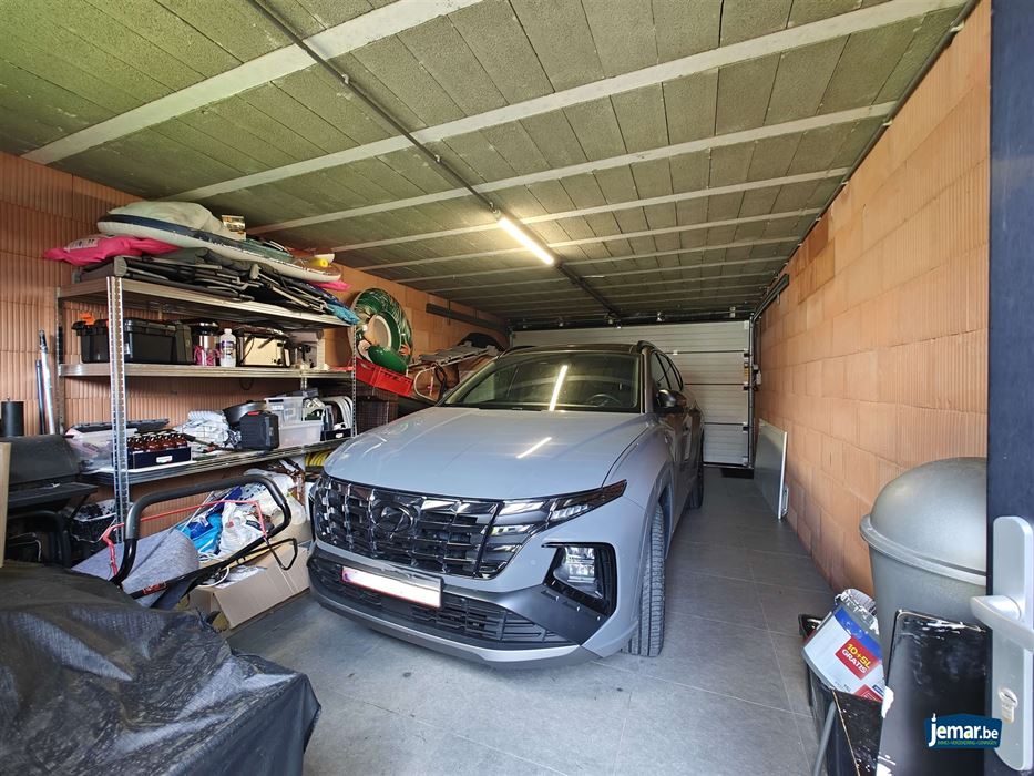 Woning met 5 slaapkamers, 2 badkamers en een grote garage