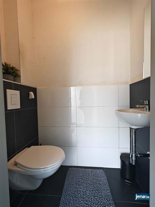Woning met 5 slaapkamers, 2 badkamers en een grote garage