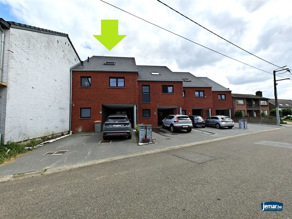 Woning met 5 slaapkamers, 2 badkamers en een grote garage