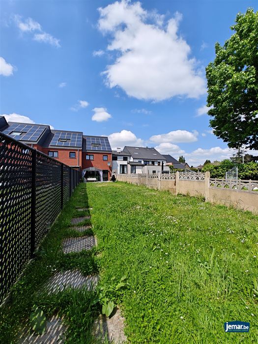 Woning met 5 slaapkamers, 2 badkamers en een grote garage