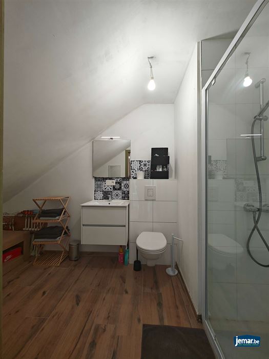 Woning met 5 slaapkamers, 2 badkamers en een grote garage
