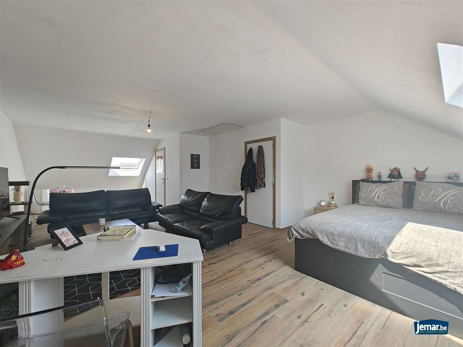 Woning met 5 slaapkamers, 2 badkamers en een grote garage