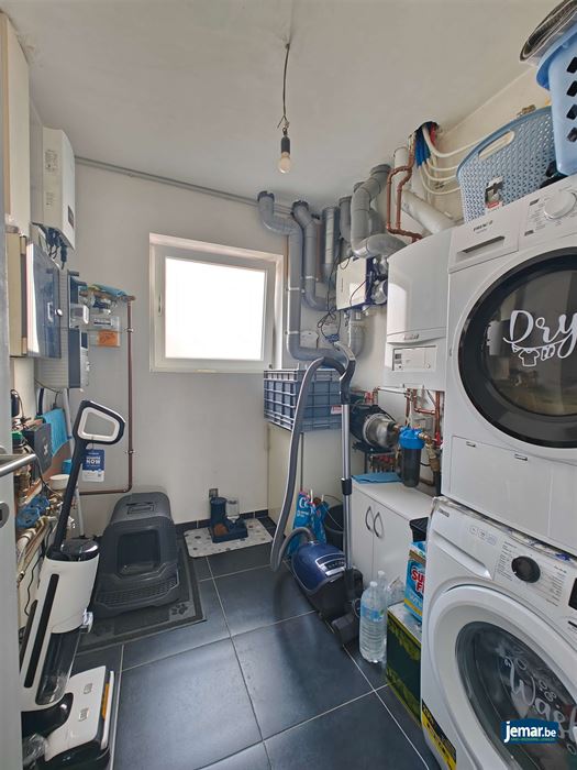 Woning met 5 slaapkamers, 2 badkamers en een grote garage