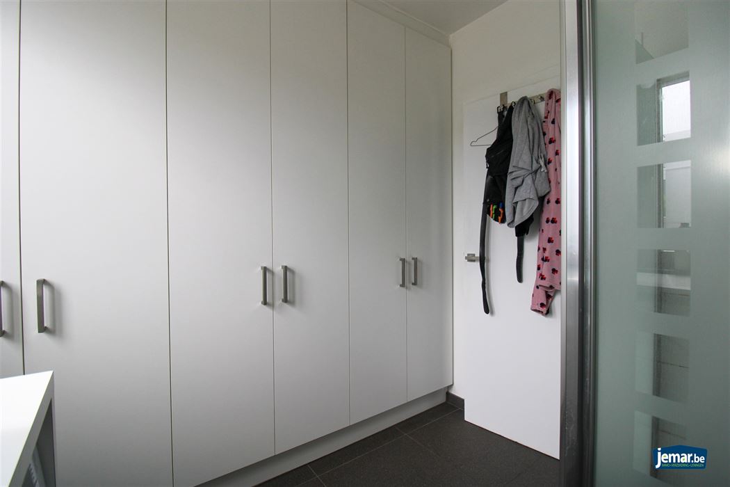 Instapklare en energiezuinige gezinswoning met 5 slaapkamers, zwembad en topligging in Rekem – comfort en ruimte verzekerd!